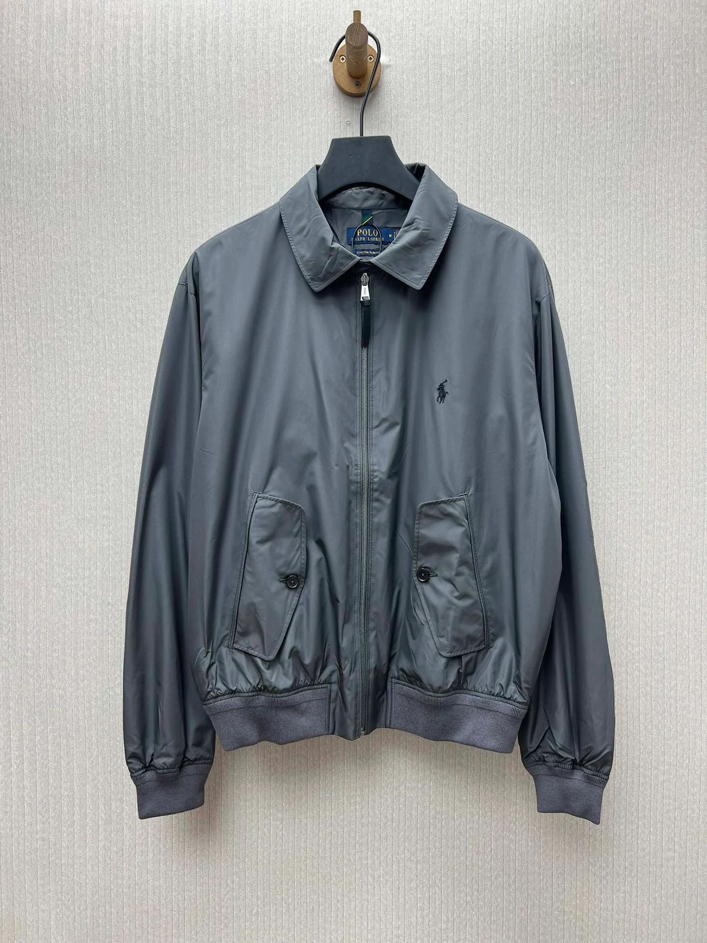 🅿️750 POLO 25ss new packable jacket. This jacket can be stored in its own jacket and can be hung on the luggage handle after being stored. It is ideal for travel. It is made of waterproof fabric and equipped with multiple pockets to store your regular supplies. Size: M.L.XL.XXL.